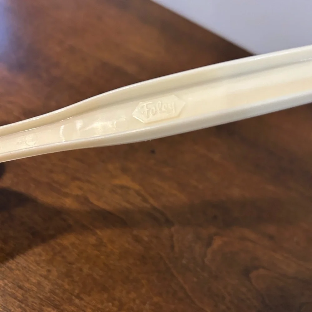 Vintage Foley Bone Color Plastic Spoon Kitchen Dipper Utensil Farmhouse In VGUC